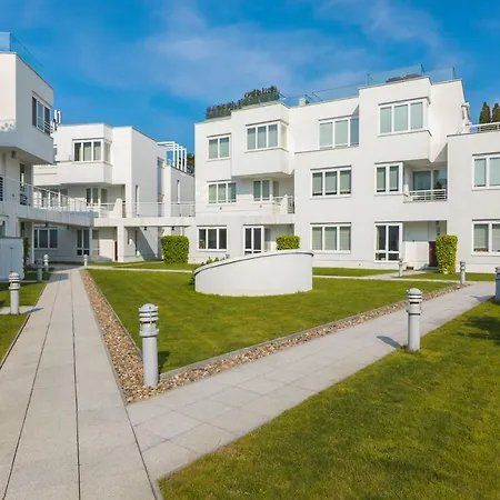 Apartment Orlowo Park - Spacious With Winter Garden By Renters